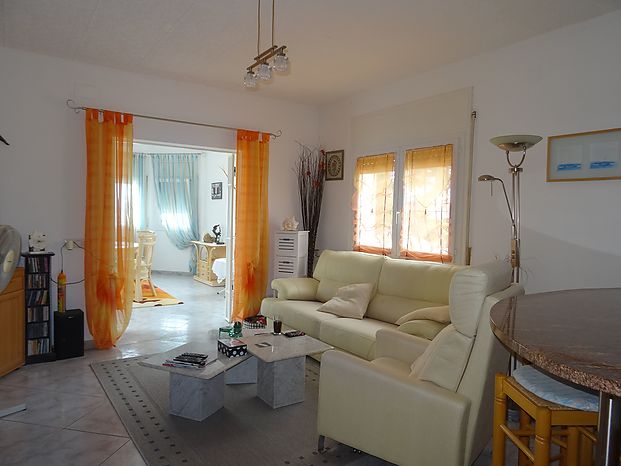 Gran casa individual en el sector del Puig Sec de L'Escala de una superficie de 206m2 (153 m2 habitable)