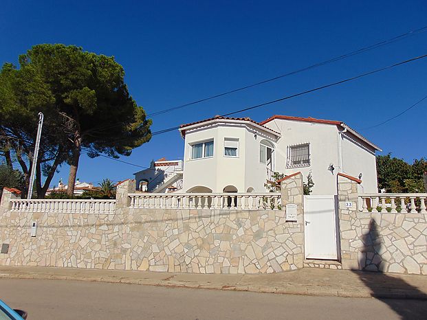 Gran casa individual en el sector del Puig Sec de L'Escala de una superficie de 206m2 (153 m2 habitable)