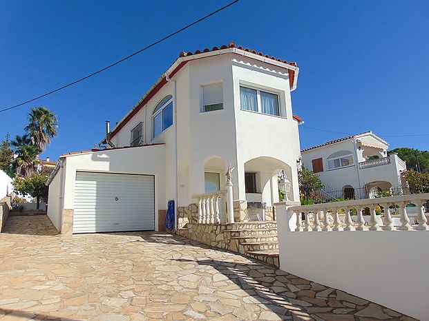 Gran casa individual en el sector del Puig Sec de L'Escala de una superficie de 206m2 (153 m2 habitable)