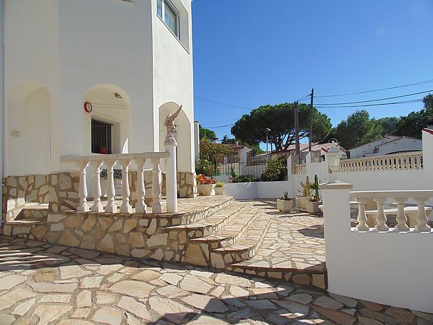 Large detached house in the sector of Puig Sec of L'Escala with an area of 206m2 (153m2 habitable)