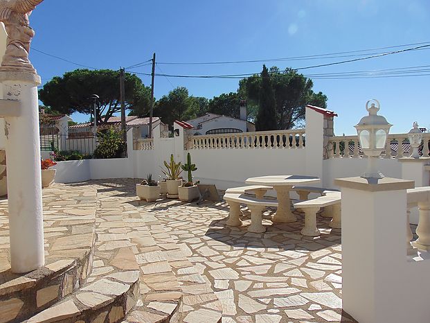 Large detached house in the sector of Puig Sec of L'Escala with an area of 206m2 (153m2 habitable)