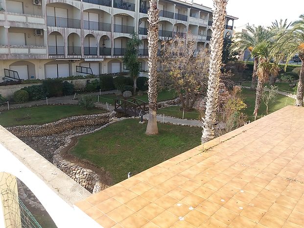 Apartamento con vistas a un jardín comunitario ajardinado. Amplio aparcamiento.