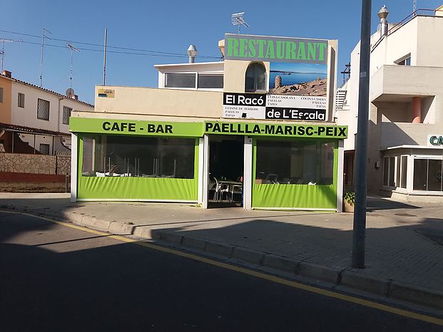 Restaurant renovat amb capacitat per a 70 persones, més un apartament en venda a Riells L'Escala.