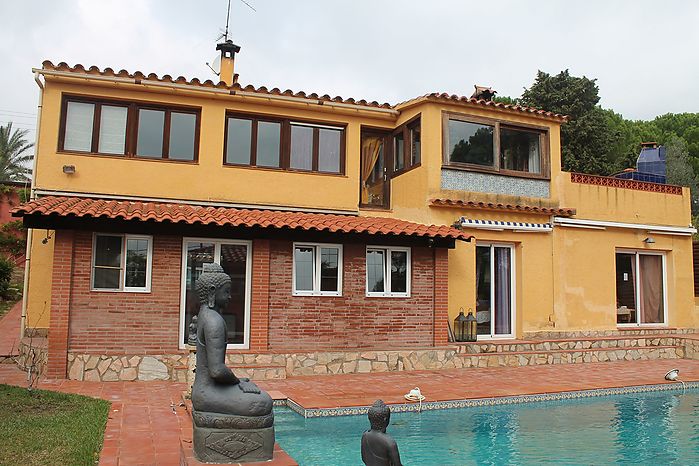 Very spacious house with an area of 381 m2 and a plot of 1000 m2, large pool and pool house