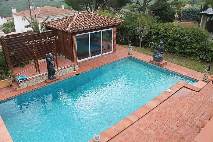 Casa molt espaiosa amb una superfície de 381 m2 i una parcel·la de 1000 m2, gran piscina