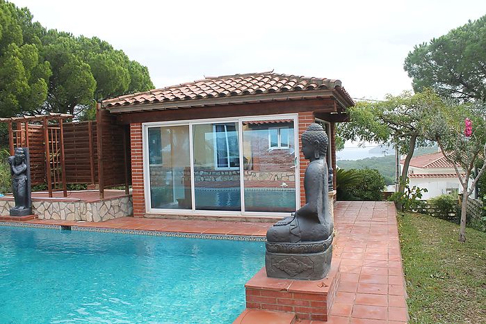 Very spacious house with an area of 381 m2 and a plot of 1000 m2, large pool and pool house