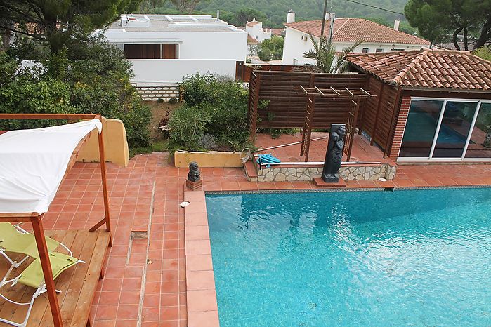 Very spacious house with an area of 381 m2 and a plot of 1000 m2, large pool and pool house