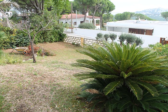 Very spacious house with an area of 381 m2 and a plot of 1000 m2, large pool and pool house