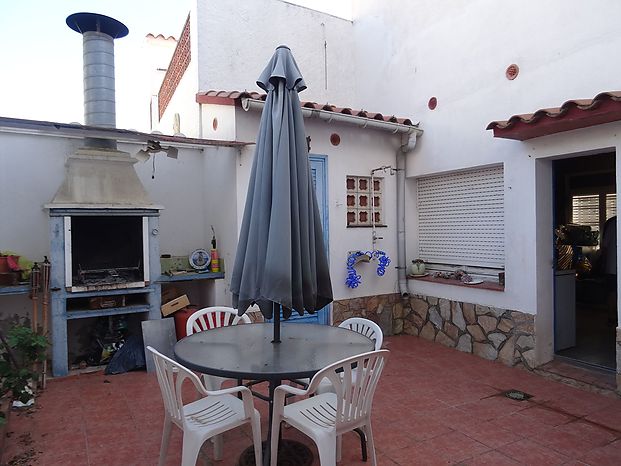 Gran casa cantonera de 154 m2 amb 6 habitacions, 2.5 banys. Garatge gran de 3 cotxes.