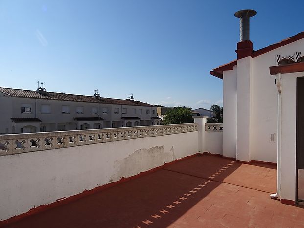 Gran casa cantonera de 154 m2 amb 6 habitacions, 2.5 banys. Garatge gran de 3 cotxes.