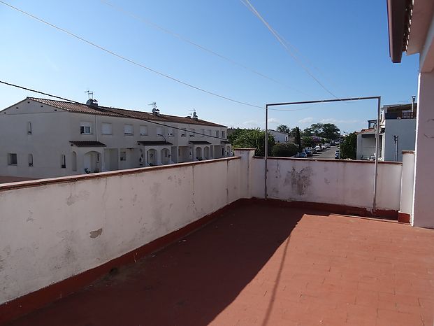 Gran casa cantonera de 154 m2 amb 6 habitacions, 2.5 banys. Garatge gran de 3 cotxes.