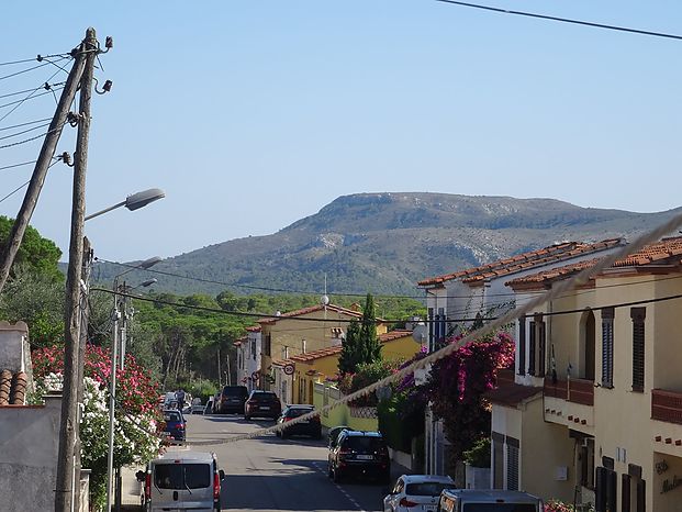 Gran casa cantonera de 154 m2 amb 6 habitacions, 2.5 banys. Garatge gran de 3 cotxes.