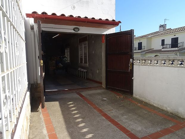 Gran casa cantonera de 154 m2 amb 6 habitacions, 2.5 banys. Garatge gran de 3 cotxes.