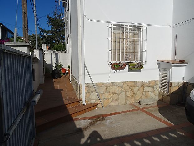 Large corner house of 154 m2 with 6 bedrooms, 2.5 bathrooms. Large garage for 3 cars