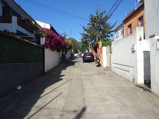 Gran casa esquinera de 154 m2 con 6 habitaciones, 2.5 baños. Gran garaje para 3 coches.