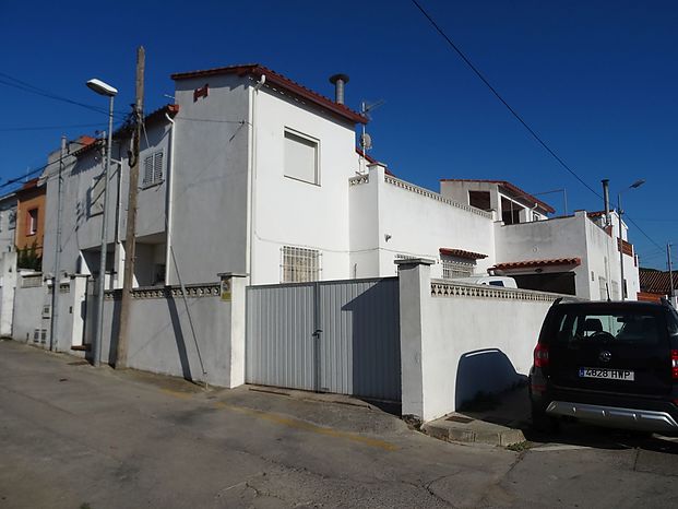 Large corner house of 154 m2 with 6 bedrooms, 2.5 bathrooms. Large garage for 3 cars