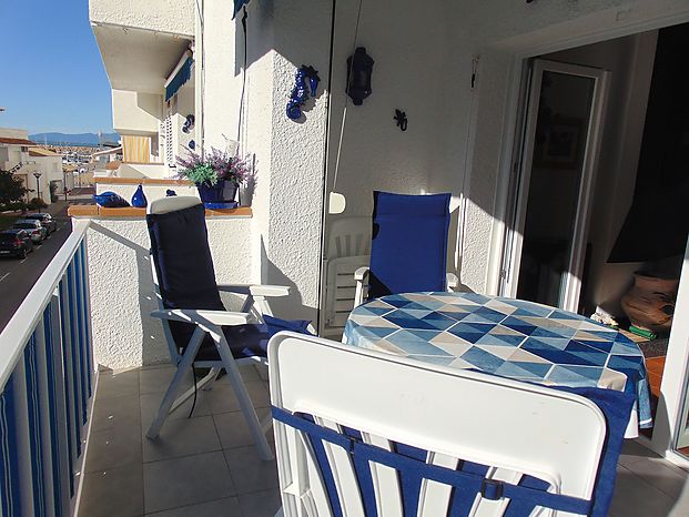 Bel et lumineux appartement de 80 m2 situé dans le port de L’Escala, avec deux terrasses.