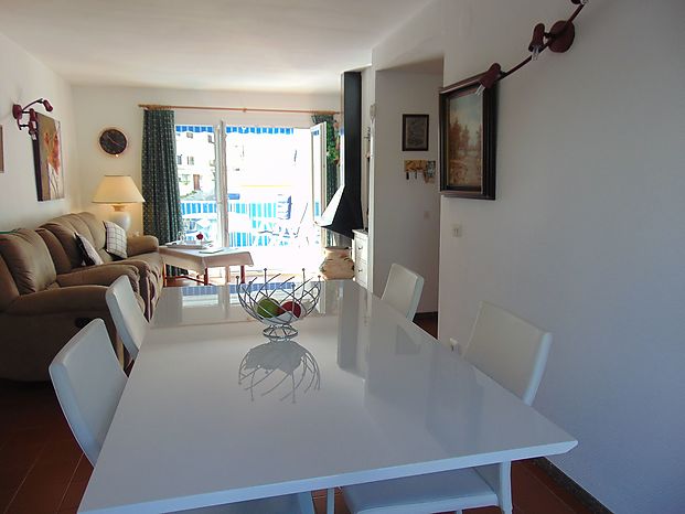 Nice and bright apartment of 80 m2 located in the port of L’Escala, with two terraces.