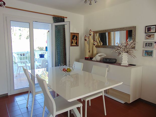 Bonito y luminoso apartamento de 80 m2 situado en el puerto de L’Escala, con dos terrazas.