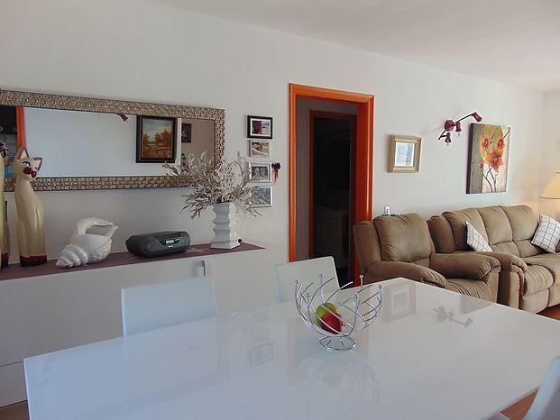 Nice and bright apartment of 80 m2 located in the port of L’Escala, with two terraces.
