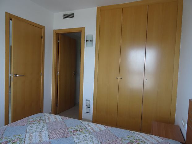 Ampli i bonic apartament de 72 m2 útils de cares al mar, al passeig i platja de Riells.