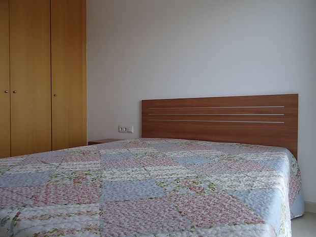 Ampli i bonic apartament de 72 m2 útils de cares al mar, al passeig i platja de Riells.