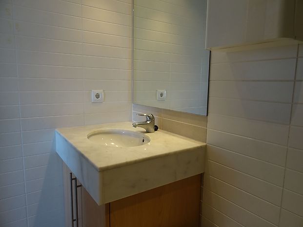 Ampli i bonic apartament de 72 m2 útils de cares al mar, al passeig i platja de Riells.