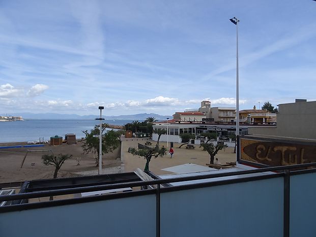 Ampli i bonic apartament de 72 m2 útils de cares al mar, al passeig i platja de Riells.