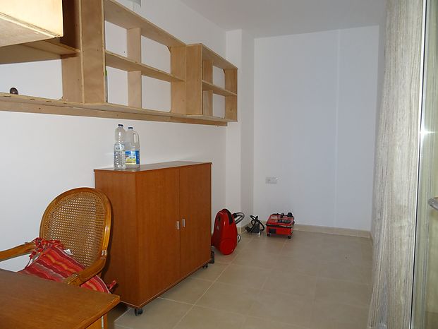 Ampli i bonic apartament de 72 m2 útils de cares al mar, al passeig i platja de Riells.
