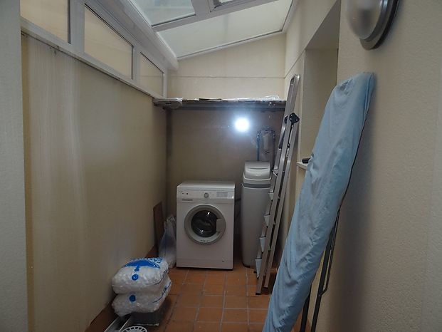 Ampli i bonic apartament de 72 m2 útils de cares al mar, al passeig i platja de Riells.