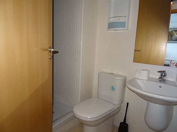 Ampli i bonic apartament de 72 m2 útils de cares al mar, al passeig i platja de Riells.