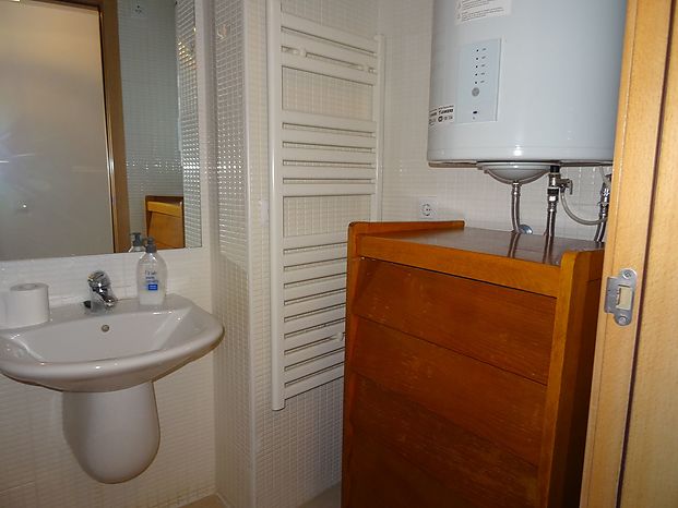 Ampli i bonic apartament de 72 m2 útils de cares al mar, al passeig i platja de Riells.
