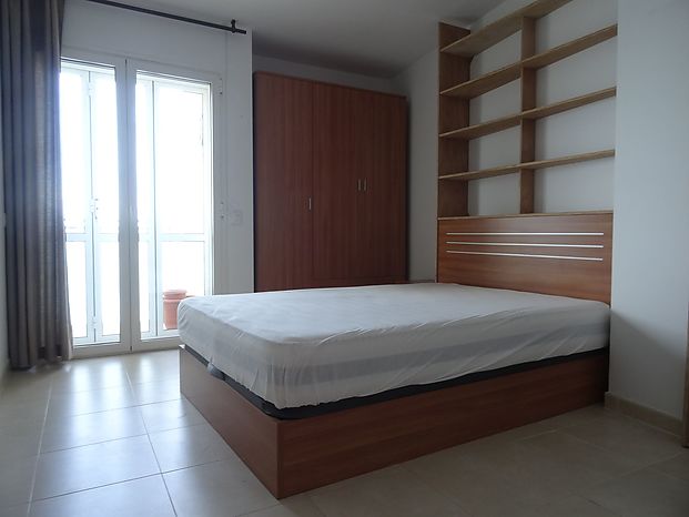 Ampli i bonic apartament de 72 m2 útils de cares al mar, al passeig i platja de Riells.