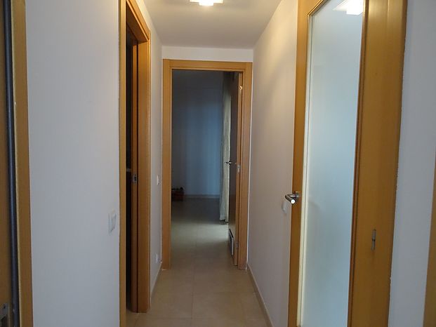 Ampli i bonic apartament de 72 m2 útils de cares al mar, al passeig i platja de Riells.