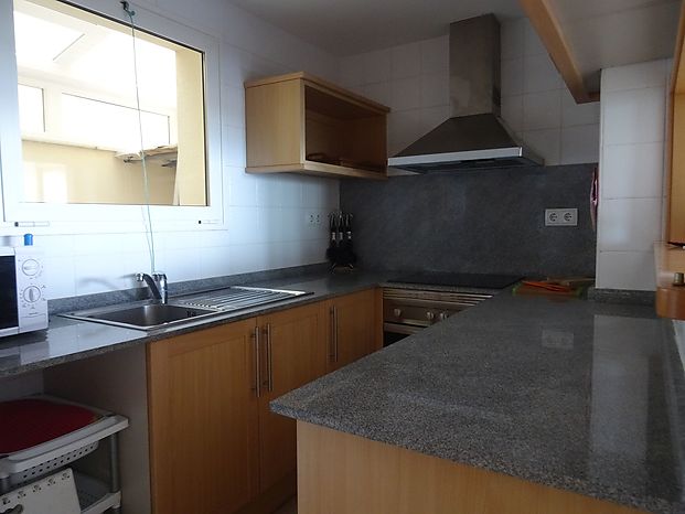 Ampli i bonic apartament de 72 m2 útils de cares al mar, al passeig i platja de Riells.
