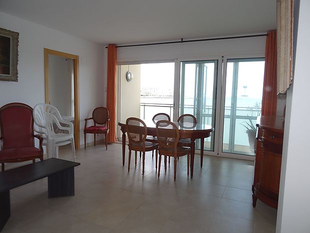 Amplio y bonito apartamento de 72 m2 útiles frente al mar, al paseo y playa de Riells.