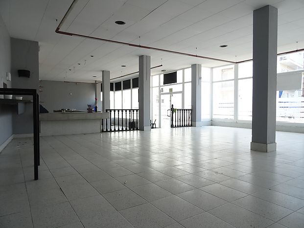 Grand local commercial de 150 m2 utiles avec grande terrasse en vente près du port de L'Escala