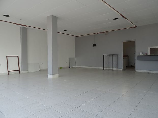 Ampli local comercial de 150 m2 útils amb gran terrassa en venda prop del port de L'Escala