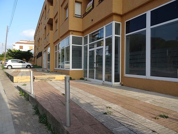 Grand local commercial de 150 m2 utiles avec grande terrasse en vente près du port de L'Escala