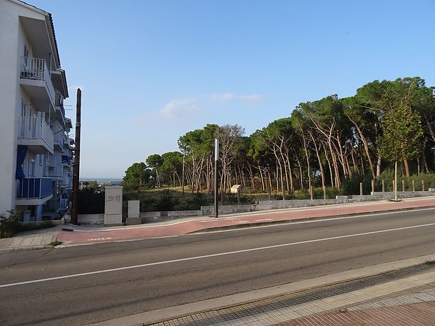 Grand local commercial de 150 m2 utiles avec grande terrasse en vente près du port de L'Escala