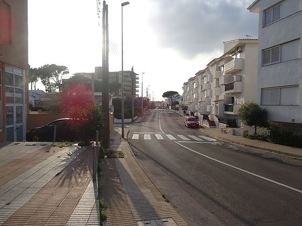 Large commercial premise of 150 m2 useful with wide terrace for sale near the port of L'Escala