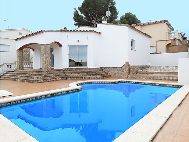 Large house with a built area of 159 m2 with a private pool of 32 m2.