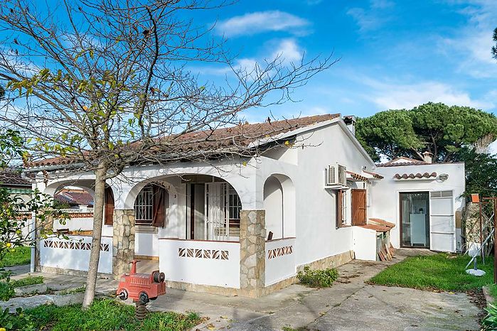 Casa cantonera, de planta baixa amb una superfície de 76 m2 sobre una parcel·la de 305m2