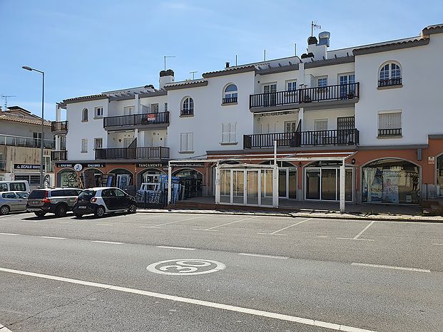 Pleasant apartment for sale near the Riells sea beach and its Promenade.