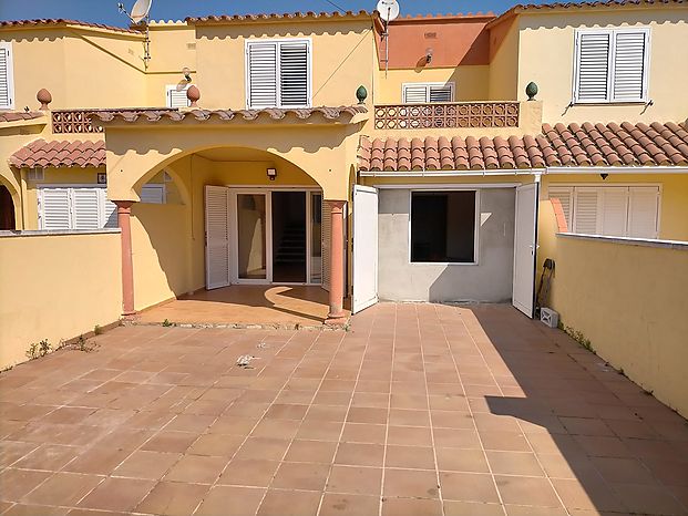 Pleasant 75m2 house around 1 km from Riells beach and shops