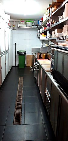 Restaurante totalmente equipado con una superficie de 130m2 y un apartamento de 130m2.