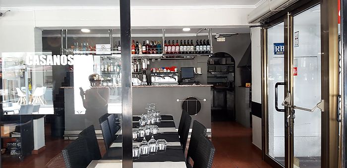 Restaurante totalmente equipado con una superficie de 130m2 y un apartamento de 130m2.