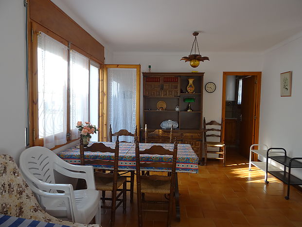 House on 3 levels near Riells beach for sale in L'Escala.