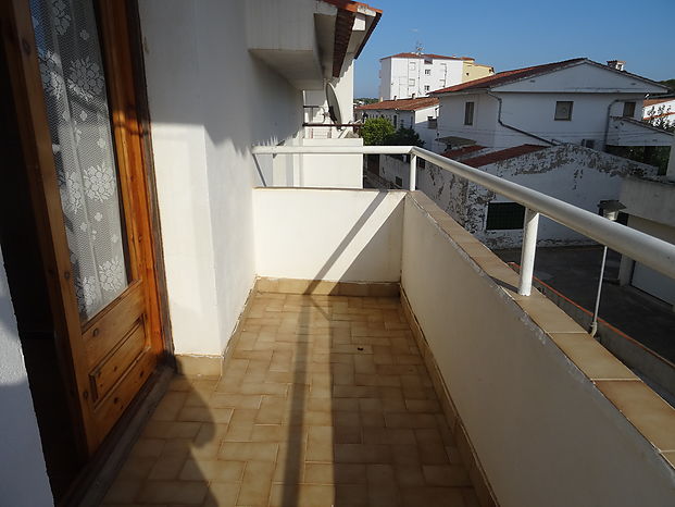 House on 3 levels near Riells beach for sale in L'Escala.