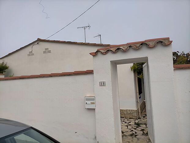 House for sale in L'Escala located at 800 from the beach of Riells with the shops and restaurants